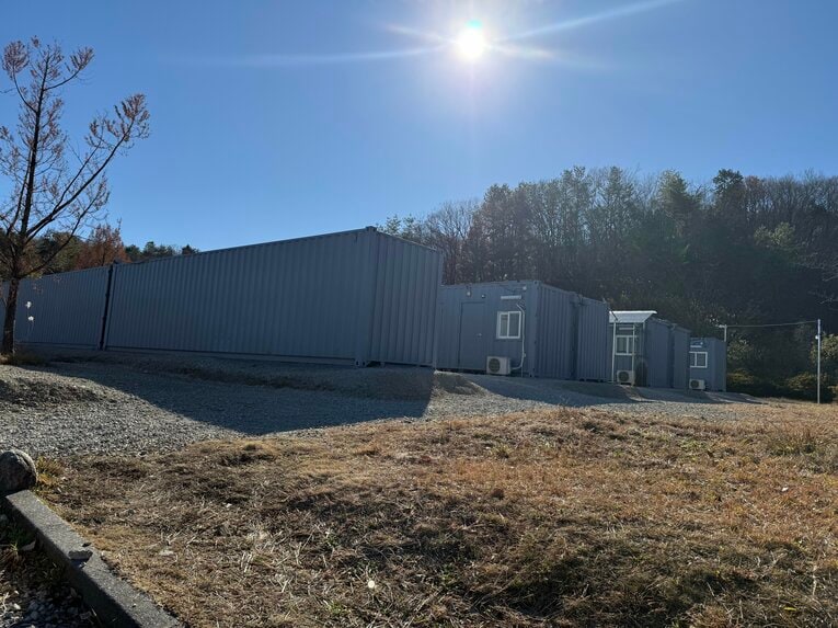 東京都青梅市の明星大学青梅キャンパス跡地に建てられた仮設住宅（写真は男性用の住宅） ©Yuji Yanagawa