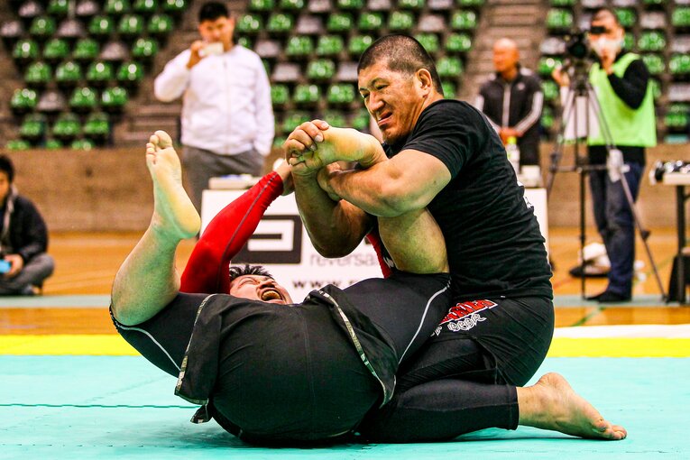 2013年、アブダビコンバットのアジアトライアルで足関節を極める関根　©Susumu Nagao