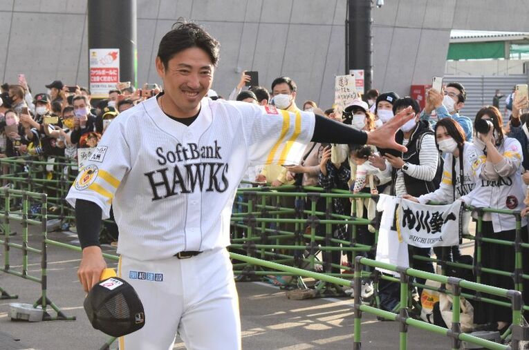 11月1日のラストゲーム後に今季限りでの退団を明言し、ファンの声援に応えた内川 ／ photograph by Jiji Press