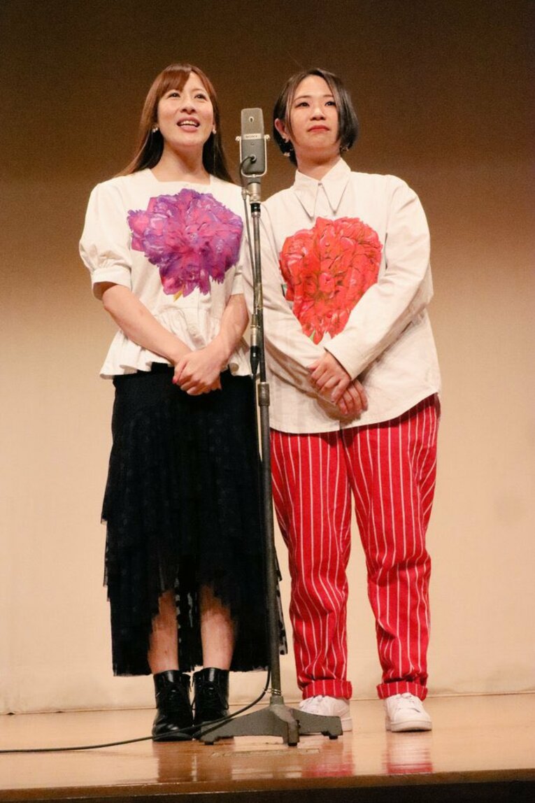 野中美智子（右）がリーダーを務める「ショウガールズ」　©本人提供