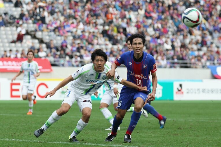 日本代表コーチの前田遼一とのマッチアップ（2015年）©︎Getty Images