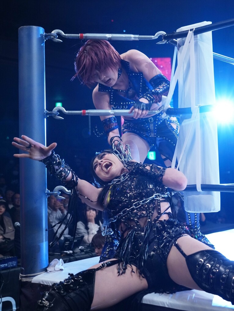 上谷沙弥をチェーンで痛めつける安納サオリ　©Essei Hara