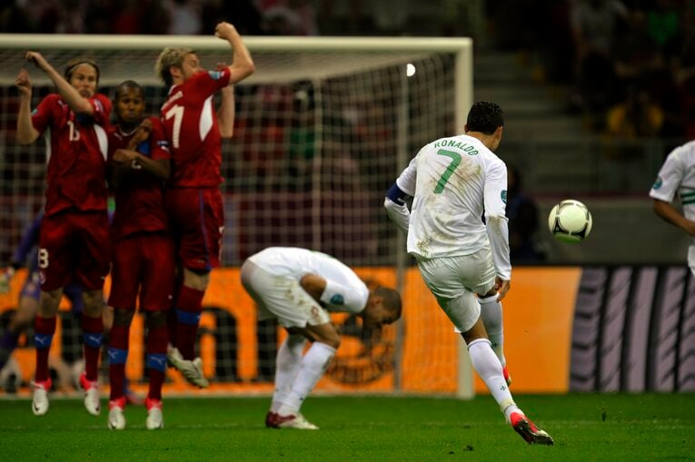 強烈な直接FK©Getty Images