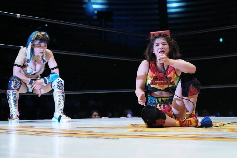 「プロレスもっともっと好きになっちゃった」と泣きながら話す山岡聖怜　©Essei Hara