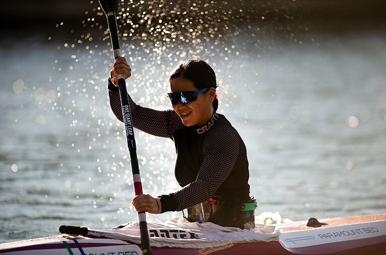 このキラキラと輝く水面は、中学時代から通う江東区の練習場。インタビュー時に、カヌーを漕いでみせてくれた瀬立モニカ。 ／ photograph by Yuki Suenaga