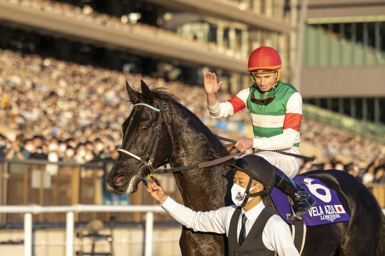 ジャパンカップでGI初制覇となったヴェラアズール。鞍上はライアン・ムーア　©Photostud
