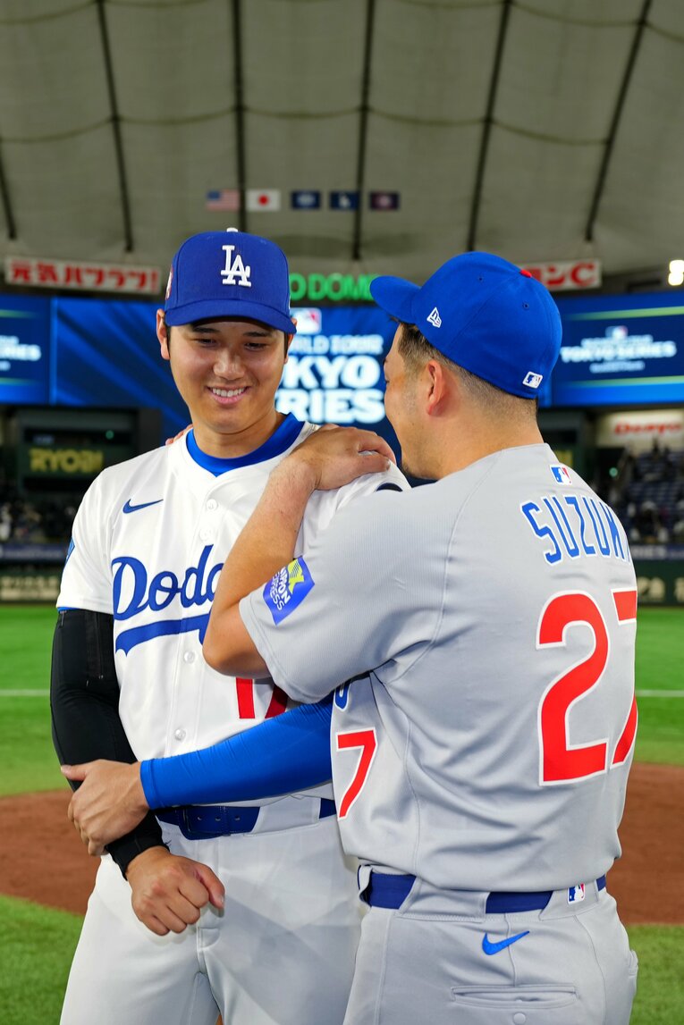 MLB東京シリーズで大谷の肩を撫でる鈴木　©Getty Images