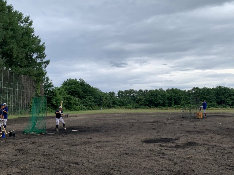 森高校野球部の練習風景。吉田監督（右）が打撃投手を務める（筆者撮影）