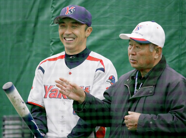 現役時代は名手として知られたヤクルトの宮本慎也内野手と社会人時代の恩師である石山健一・元プリンスホテル監督（右）　©JIJI PRESS