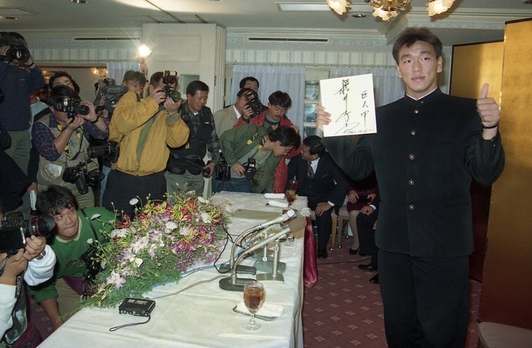 ドラフト1位で巨人に指名され、金沢市内のホテルで巨人と仮契約を交わした松井秀喜。契約金1億2000万円、年俸720万円だった　©SANKEI SHIMBUN