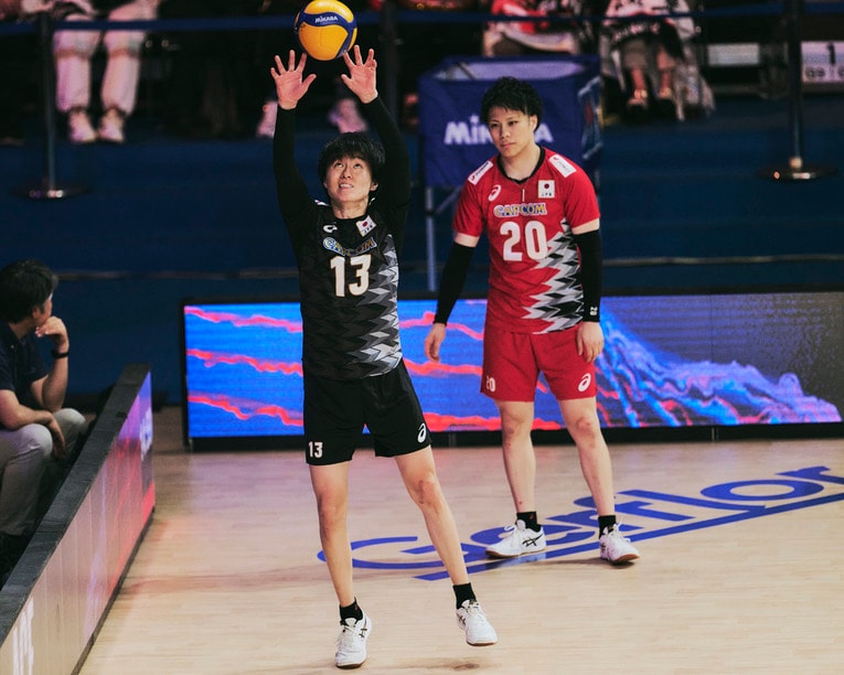 リベロ1枠を争った山本智大（後方）と小川智大。両者、世界トップクラスの実力者とあり、その選考は前大会以上に注目を集めた　©︎Yohei Osada/AFLO SPORT