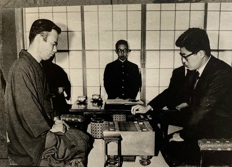 山田－中原の対局の記録係を務める筆者　©Noboru Tamaru