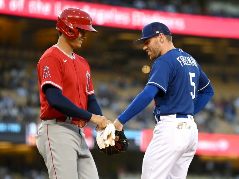 ドジャースのフレディ・フリーマン（一塁手／メジャー屈指の強打者）と大谷。2022年撮影　©Getty Images