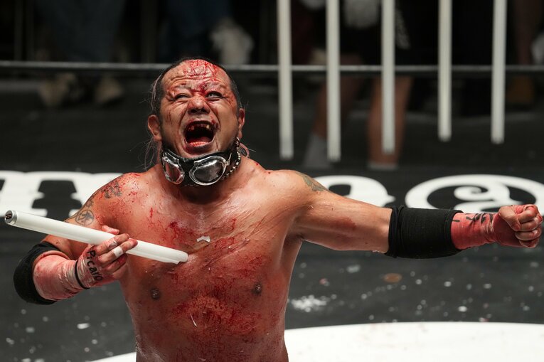 割れた蛍光灯の切っ先で胸をえぐる葛西純　©Masashi Hara