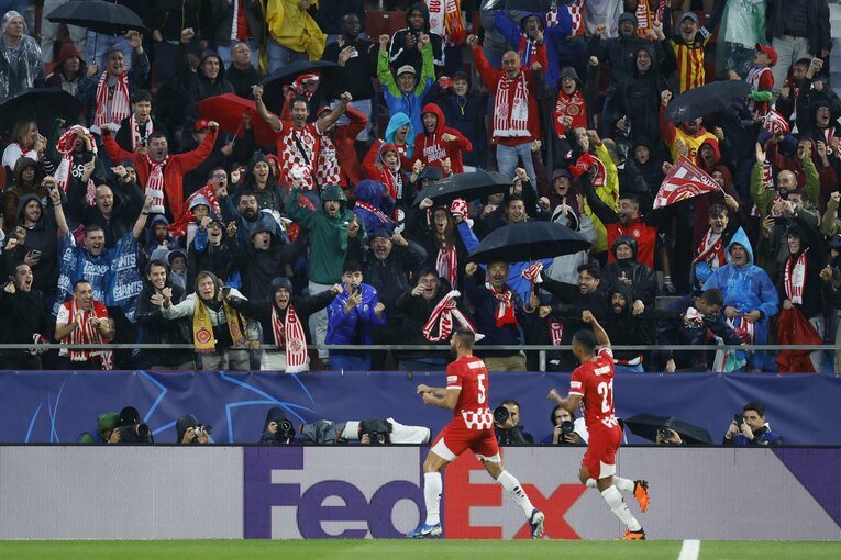 先制点をサポーターと共に祝うジローナの選手　©Daisuke Nakashima