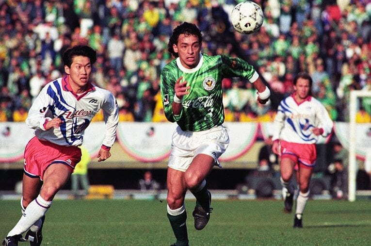 1994年1月のJリーグチャンピオンシップでのペレイラ。当時のJリーガーとマッチアップして、何を感じていたのだろうか ／ photograph by Etsuo Hara/Getty Images