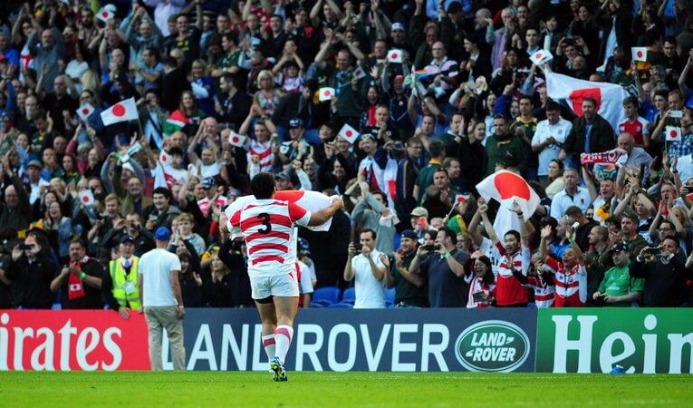 2015年W杯初戦で南アフリカを倒した日本代表。試合後、畠山は日の丸を手にピッチを走り回って喜びを表現した　©︎CameraSport/AFLO