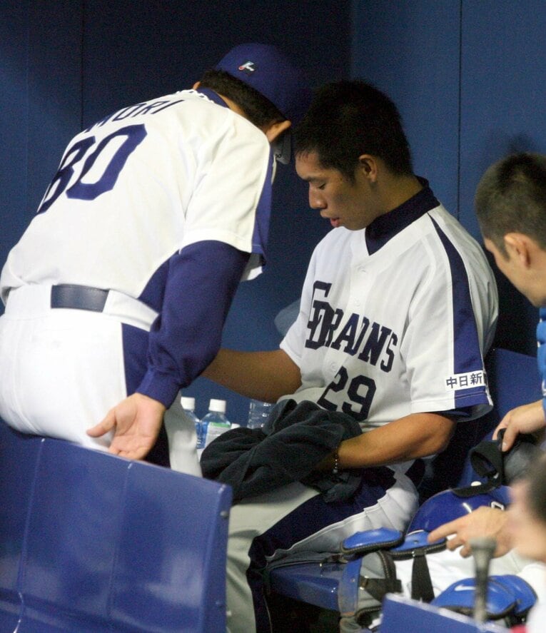 2007年日本シリーズ第5戦、中日ベンチで山井大介の右手を覗き込む森繁和コーチ　©︎SANKEI SHIMBUN