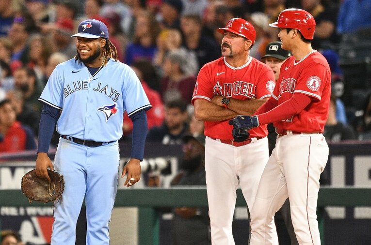 2022年5月、ゲレーロJr.と一塁付近で笑顔で会話する大谷翔平　©Getty Images