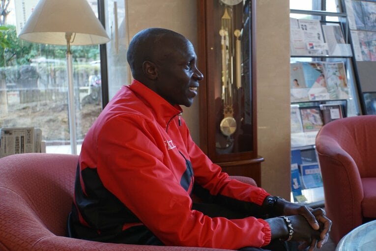 現在のオムワンバ（三菱重工マラソン部のコーチ）　©Number Web