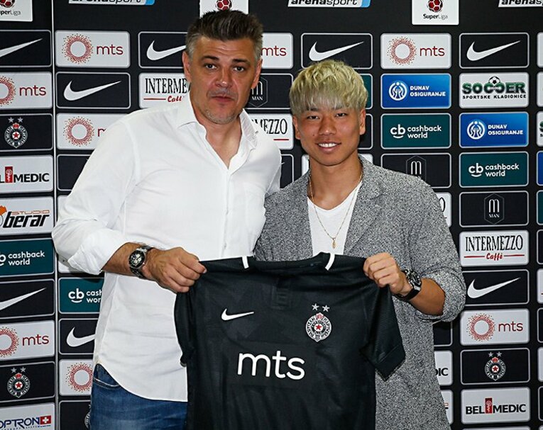 2019年8月、元セルビア代表FWミロシェビッチ（左）率いるパルチザンへ移籍を発表　©Getty Images