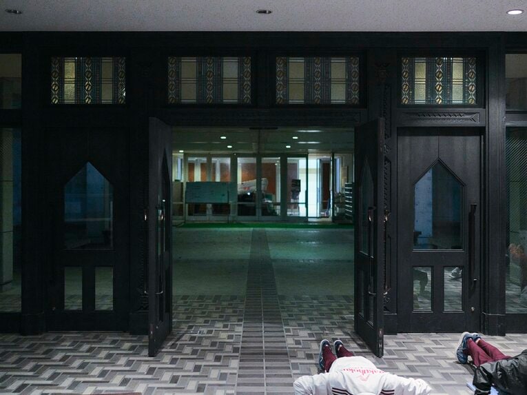 日本最古の旧制中学校として創立された京一中（京都一中）を前身とし、同校のかつての門が今でも残る　©Yuki Suenaga