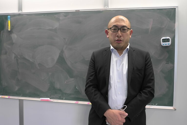 『Base』の日本担当代理人、富永雄輔（38歳）。取材は富永が経営する『進学塾VAMOS』で行った　©Shinya Kizaki