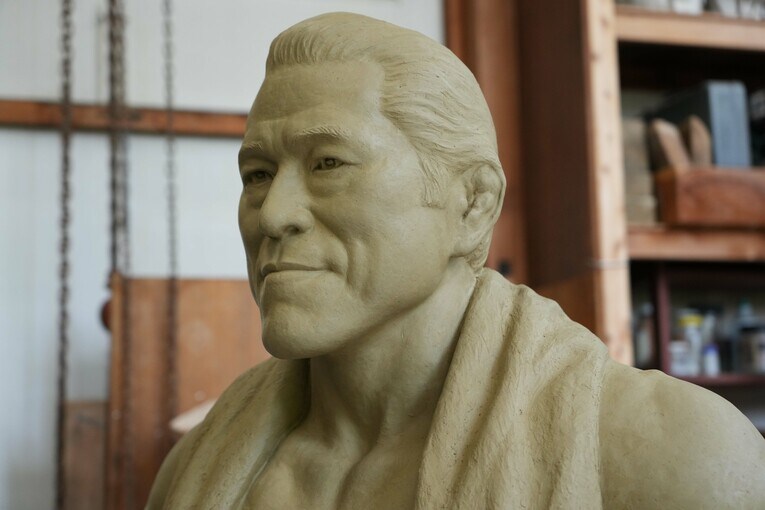 右から見た猪木像