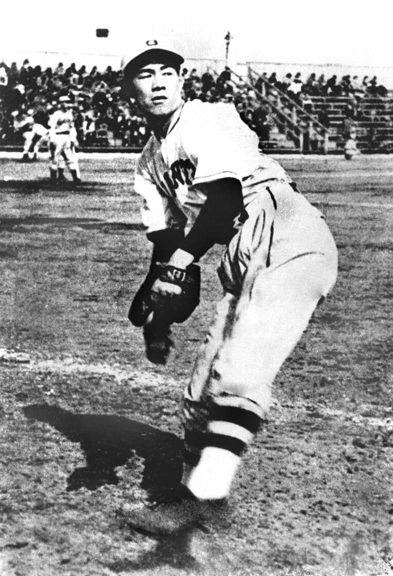 投球練習するプロ野球巨人軍の沢村栄治（写真は1937年撮影）　©KYODO
