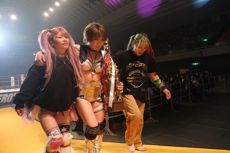 中野たむ、水森由菜とともに退場する安納