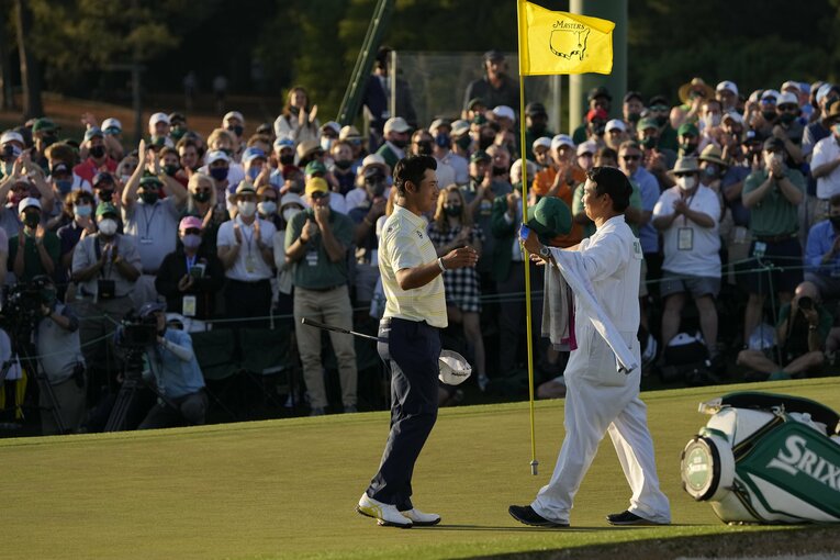 2021年大会でアジア人初のマスターズ制覇を成し遂げた松山英樹。早藤キャディ（右）の存在も大きな話題になった　©︎AP/AFLO
