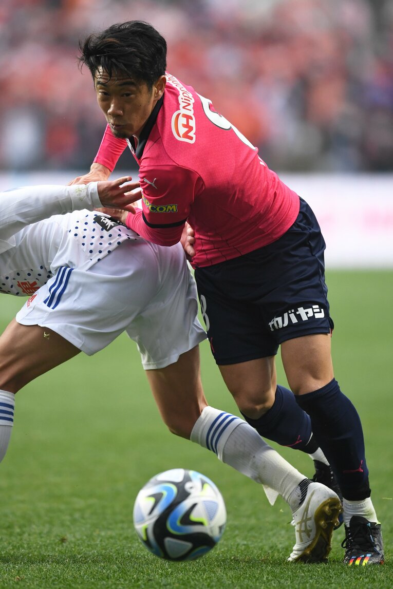 ドリブル突破を試みる香川真司