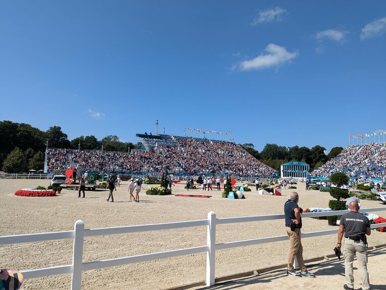 障害飛越コースのセッティングの様子　©JMPA