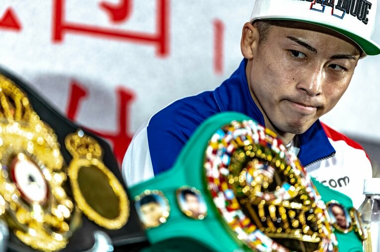 満足げにベルトを見つめる井上尚弥 ／ photograph by Takuya Sugiyama