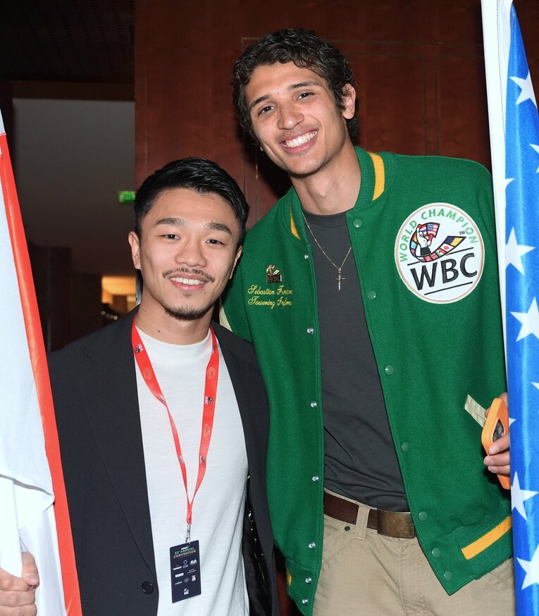 WBC・WBO世界スーパーウェルター級王者のセバスチャン・フンドラと　©Naoki Fukuda