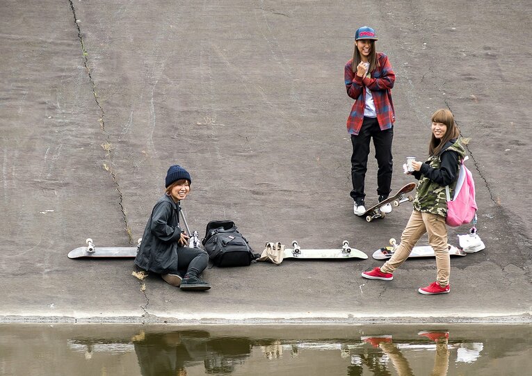 姉の詞音（右下）、フィルマーの村井祐里（左）と撮影での一コマ。どんな時も支え合う理想のアスリート姉妹だ（2017年撮影）　©Yoshio Yoshida