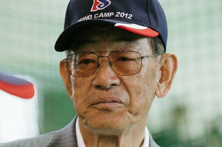 2012年、80歳の誕生日を前にヤクルトのキャンプを訪問した広岡達朗。近年は高齢ゆえ、人前に出てくる機会はごく限られている ／ photograph by JIJI PRESS