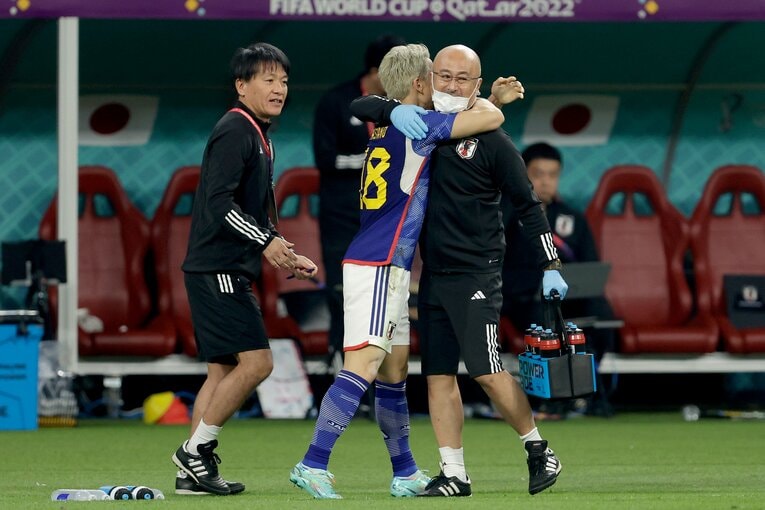 リハビリを支えた前田弘アスレティックトレーナーと歓喜の抱擁　©︎Getty Images