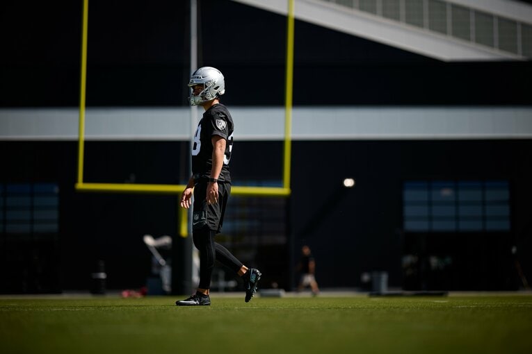 レイダースのオフシーズン・トレーニングに参加している松澤　©Michael Clemens/Las Vegas Raiders
