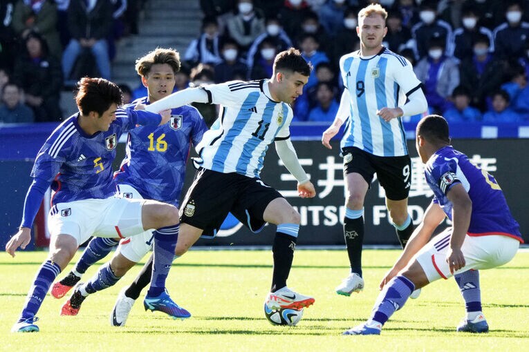 ブオナノッテ（ブライトン）相手に激しいプレスを敢行する日本の選手たち　©Getty Images
