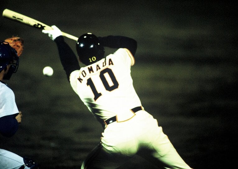 1989年、中日戦でスクイズを決める駒田徳広　©Naoya Sanuki