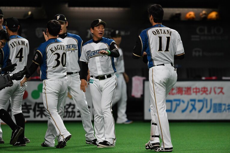 大谷翔平を出迎える栗山監督　©Hideki Sugiyama