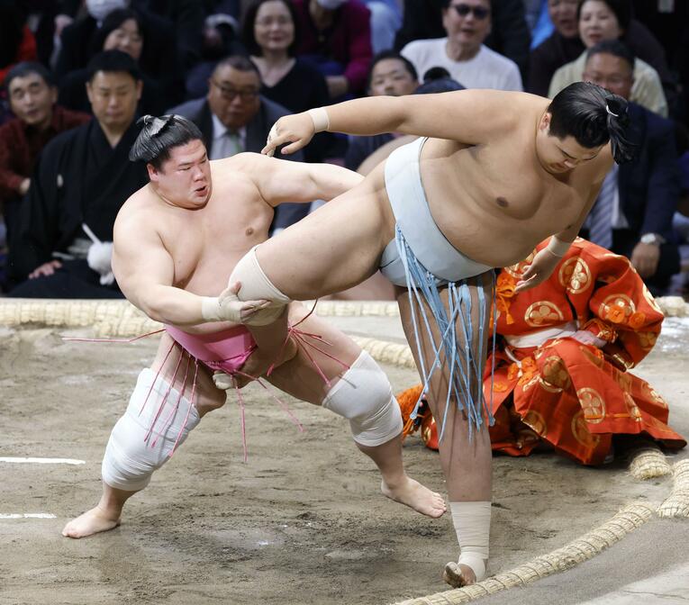 11月場所千秋楽、身長2m超の北青鵬の膝を持ち上げた175cmの宇良。8勝7敗と勝ち越し　©JIJI PRESS