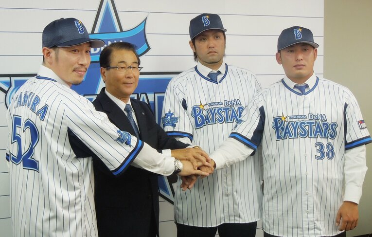 2012年オフ、DeNA体制となったベイスターズに復帰した多村（左端）。高田繁GM、吉川輝昭、神内靖と　©JIJI PRESS