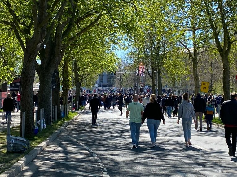 HDIアレーナに向かう道中（※写真をクリック、スワイプすると海外組の活躍や欧州サッカーのリアルな風景がご覧になれます）　©Atsushi Iio