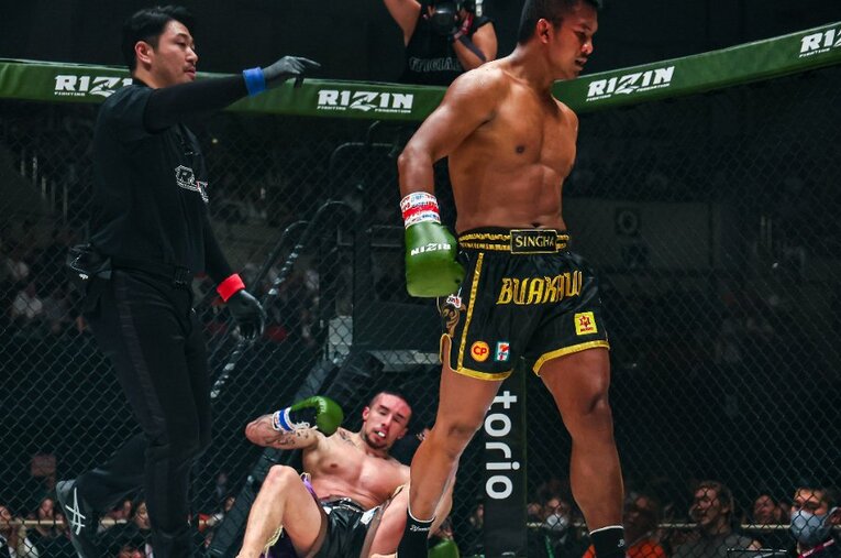 ブアカーオの猛攻に崩れ落ちた木村“フィリップ”ミノル ／ photograph by RIZIN FF Susumu Nagao