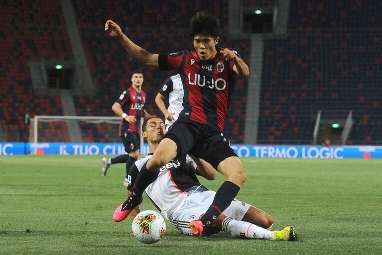 ボローニャ時代、ロナウドとのマッチアップ　©Getty Images