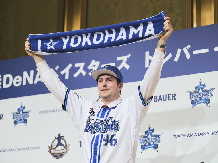 タオルを手にするバウアー　©Yuki Suenaga