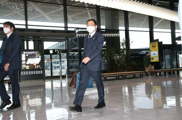 成田空港を歩く反町技術委員長©JFA/AFLO