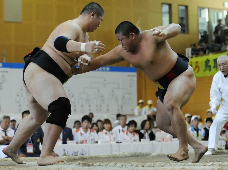 2011年の山口国体。のちの逸ノ城（アルタンホヤグ・イチンノロブ）は左。2010年に来日、この丸太のような太ももが鳥取城北高がスカウトする決め手になった　©KYODO